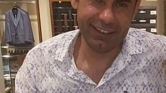 Otomobil park halindeki tırın altına girdi: 1 ölü