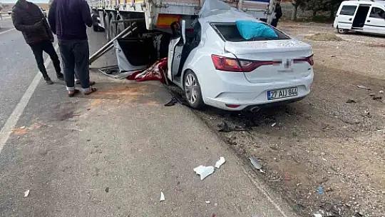 Otomobil park halindeki tırın altına girdi: 1 ölü