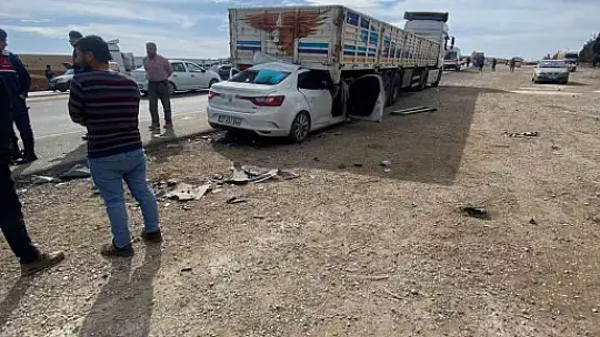 Otomobil park halindeki tırın altına girdi: 1 ölü