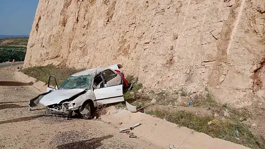 Adıyaman-Gaziantep yolunda otomobil şarampole yuvarlandı: 1 yaralı