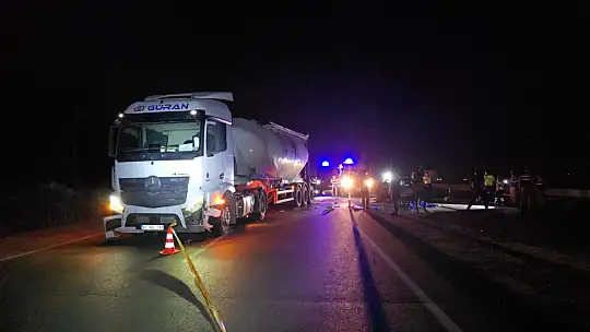Otomobil tıra arkadan çarptı: 1 ölü, 1 yaralı