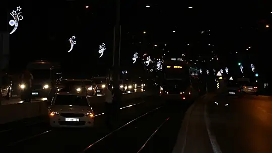 Otomobil tramvay yoluna uçtu: 2 yaralı