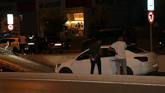 Otomobil tramvay yoluna uçtu: 2 yaralı