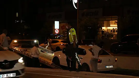Otomobil tramvay yoluna uçtu: 2 yaralı