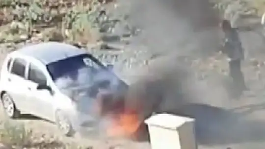 Otomobili kül olmaktan itfaiye kurtardı