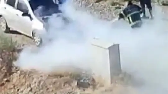 Otomobili kül olmaktan itfaiye kurtardı