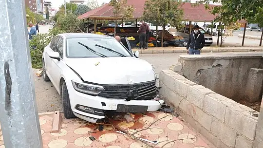 Otomobilin altında kalmaktan son anda kurtuldular