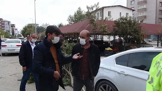 Otomobilin altında kalmaktan son anda kurtuldular