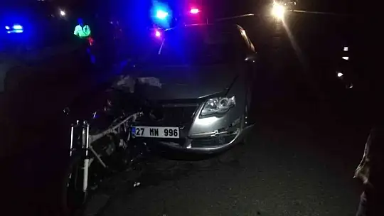 Otomobilin çarptığı motosikletli genç kurtarılamadı