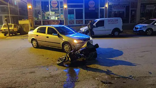 Otomobilin çarptığı motosikletli kurye yaralandı