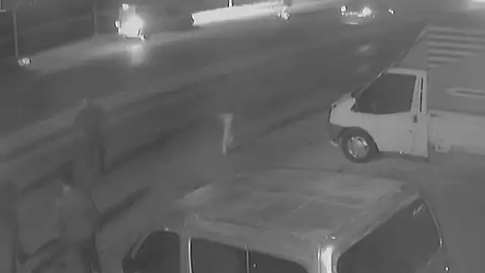 Otomobilin kadına çarpma anı kamerada