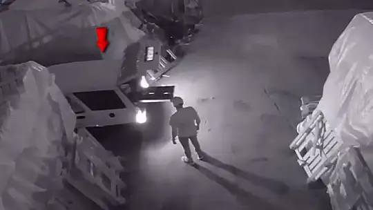 Otomobille geldikleri iş yerlerinde hırsızlık yaptılar