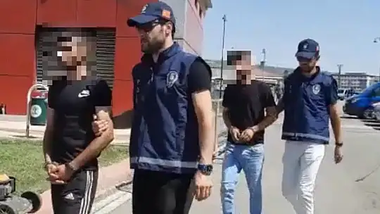 Otomobille geldikleri iş yerlerinde hırsızlık yaptılar