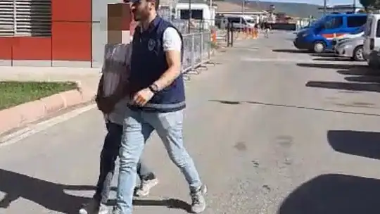 Otomobille geldikleri iş yerlerinde hırsızlık yaptılar