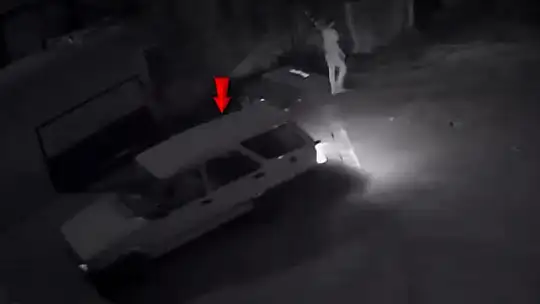Otomobille geldikleri iş yerlerinde hırsızlık yaptılar