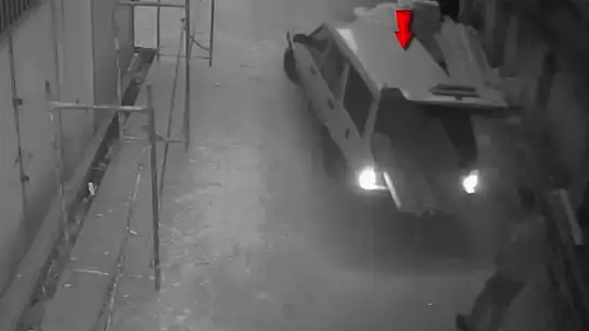 Otomobille geldikleri iş yerlerinde hırsızlık yaptılar