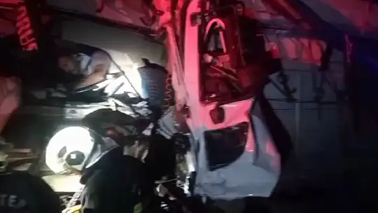 Otoyolda 2 tır çarpıştı: 3 yaralı