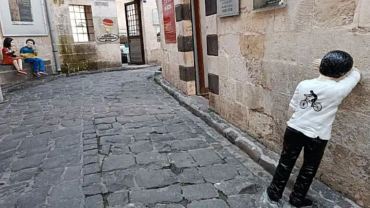 Oyuncak bebeklerin yürek burkan hikayesi