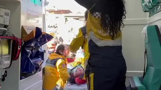 (Özel) 130 saat sonra ailesiyle enkazdan çıktı, ambulanstaki sözleri herkesi ağlattı