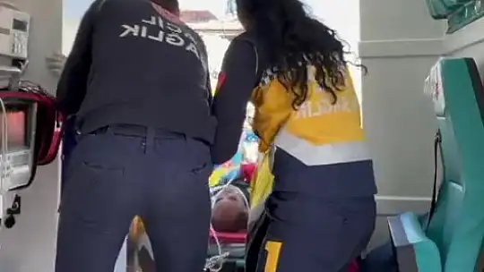 (Özel) 130 saat sonra ailesiyle enkazdan çıktı, ambulanstaki sözleri herkesi ağlattı