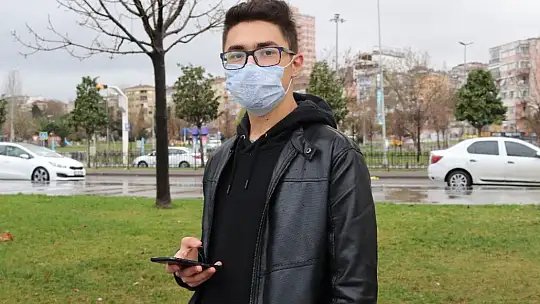 Anket yaptıklarını söyleyerek gençleri dolandırdılar