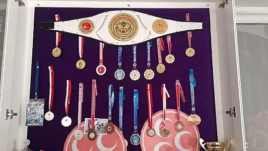 Uluslararası Kick Boks şampiyonu milli sporcuya hırsızlık şoku