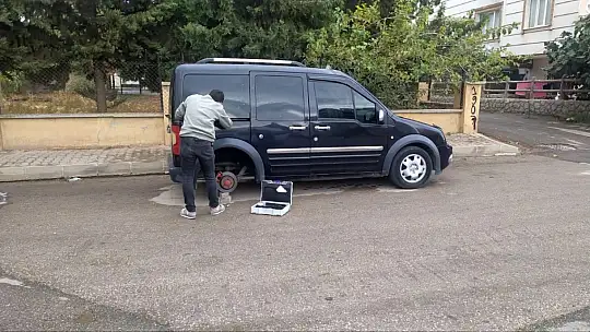 Park halindeki 3 aracın lastikleri jantlarıyla beraber çalındı