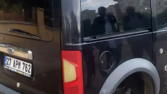 Park halindeki 3 aracın lastikleri jantlarıyla beraber çalındı
