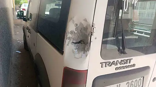 Park halindeki araç önce kundaklandı, sonra kurşun yağmuruna tutuldu