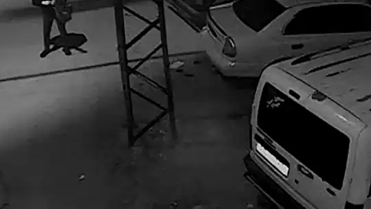Park halindeki araç önce kundaklandı, sonra kurşun yağmuruna tutuldu