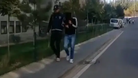 Park halindeki araçtan hırsızlık yapan 2 şahıs tutuklandı