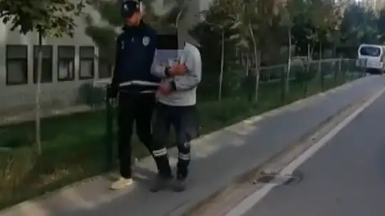 Park halindeki araçtan hırsızlık yapan 2 şahıs tutuklandı
