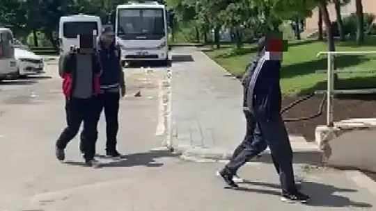Park halindeki araçtan hırsızlık yapan 2 şahıs yakalandı