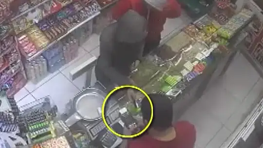 Park halindeki araçtan hırsızlık yapan 2 şahıs yakalandı