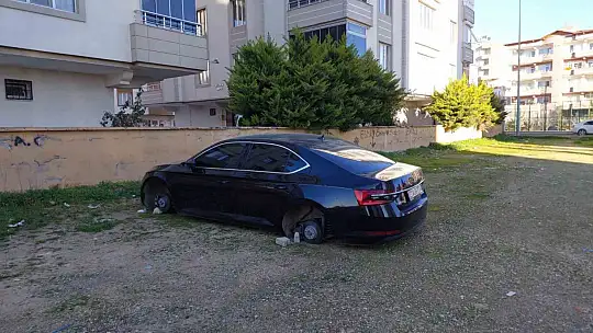 Park halindeki lüks aracın lastikleri ve jantları çalındı