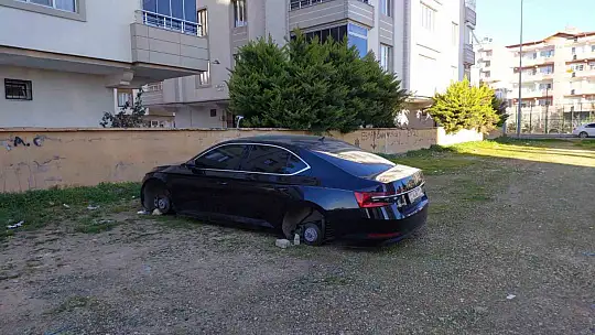 Park halindeki lüks aracın lastikleri ve jantları çalındı