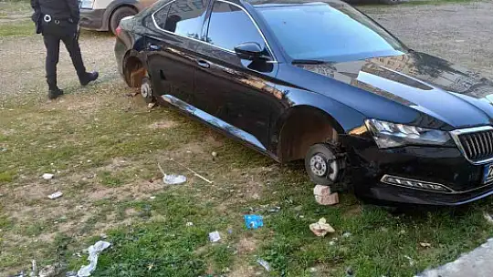 Park halindeki lüks aracın lastikleri ve jantları çalındı