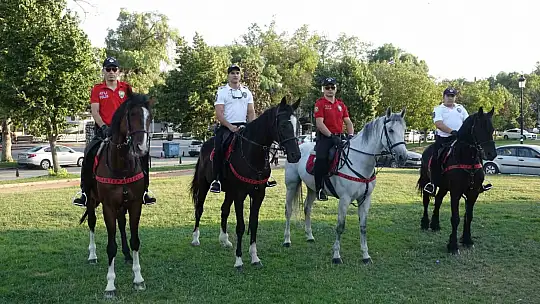Parkların güvenliğini atlı polisler sağlıyor