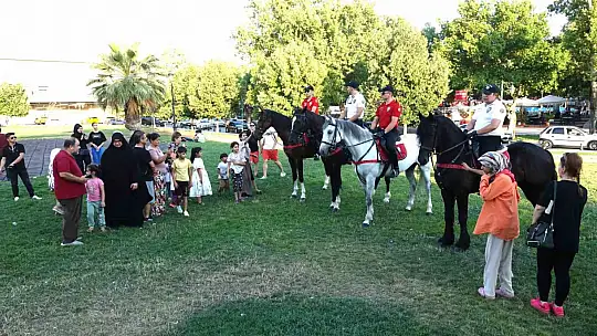 Parkların güvenliğini atlı polisler sağlıyor
