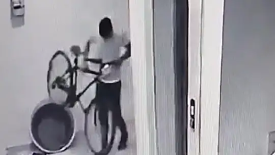 Pişkin bisiklet hırsızı kameraya yakalandı
