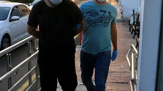 Polis aracına çarpıp kaçan uyuşturucu tacirleri tutuklandı