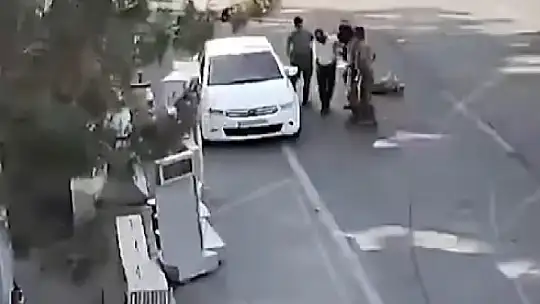 Polis, nefes borusu tıkanan sürücüyü heimlich manevrası ile kurtardı