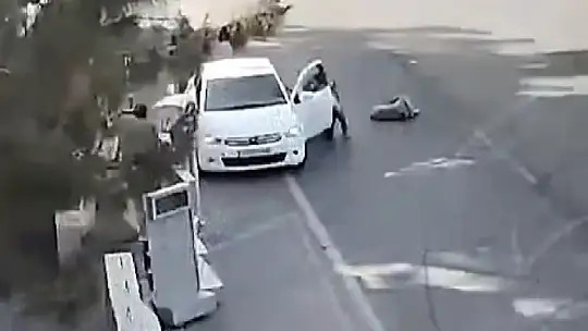 Polis, nefes borusu tıkanan sürücüyü heimlich manevrası ile kurtardı