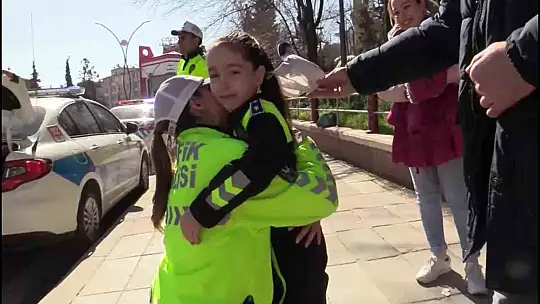 Polis olma hayali kuran minik Ada'ya büyük sürpriz
