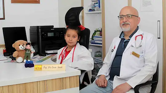 Prof. Dr. Sivaslı koltuğunu Nehir'e devretti