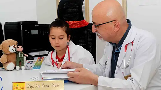 Prof. Dr. Sivaslı koltuğunu Nehir'e devretti