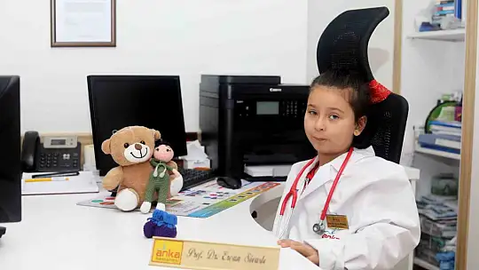 Prof. Dr. Sivaslı koltuğunu Nehir'e devretti