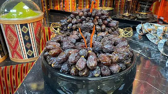 Ramazan'ın vazgeçilmez lezzeti hurma 250 TL'den satılıyor