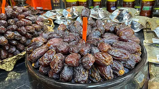 Ramazan'ın vazgeçilmez lezzeti hurma 250 TL'den satılıyor