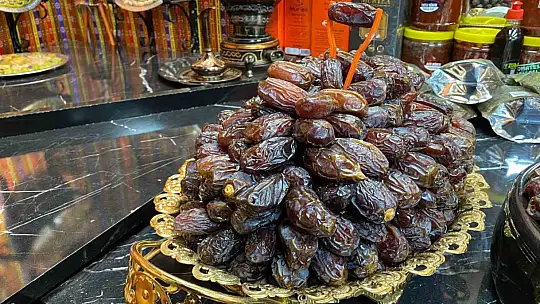 Ramazan'ın vazgeçilmez lezzeti hurma 250 TL'den satılıyor
